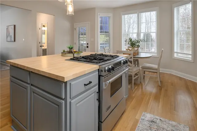 100 Summerlawn Dr gallery image 9