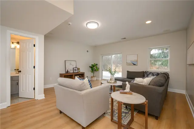100 Summerlawn Dr gallery image 15