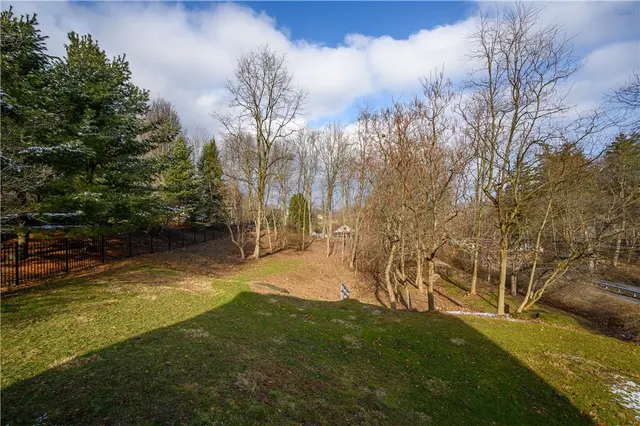 100 Summerlawn Dr gallery image 17