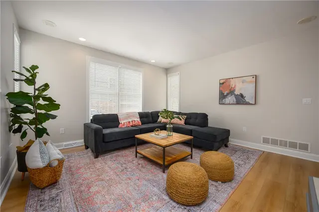 100 Summerlawn Dr gallery image 21