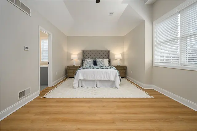 100 Summerlawn Dr gallery image 23