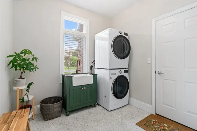 1004 Amy Place gallery image 14