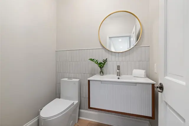 1004 Amy Place gallery image 17