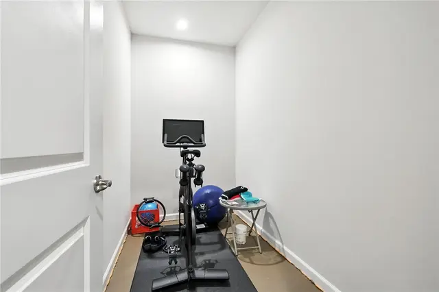 1006 Mohawk Lane gallery image 7