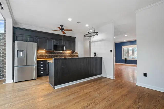 10098 Mansion Dr gallery image 9