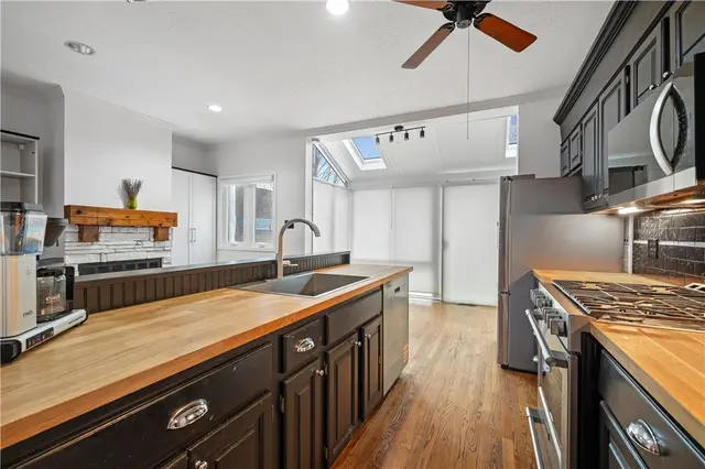 10098 Mansion Dr gallery image 12