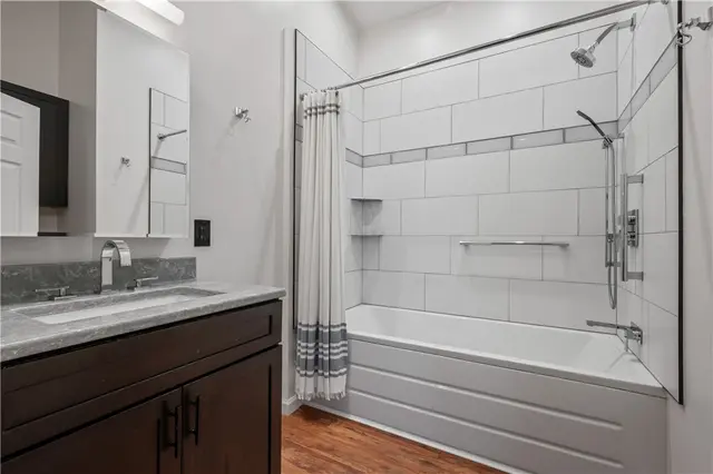 10098 Mansion Dr gallery image 18