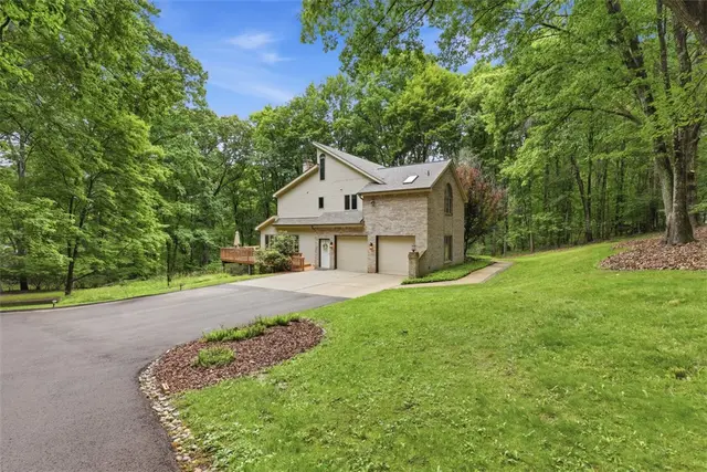 1012 Victoria Place gallery image 3