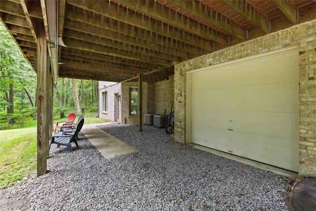 1012 Victoria Place gallery image 4