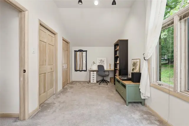 1012 Victoria Place gallery image 6