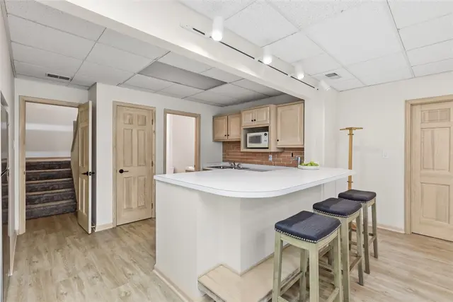 1012 Victoria Place gallery image 9