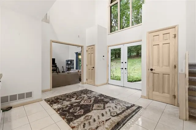 1012 Victoria Place gallery image 11