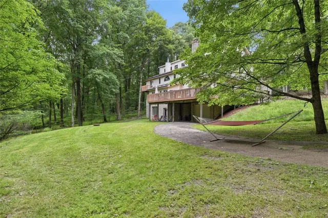 1012 Victoria Place gallery image 14