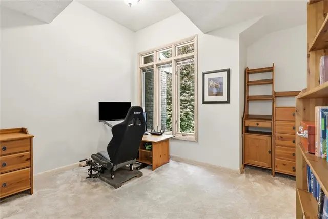 1012 Victoria Place gallery image 15