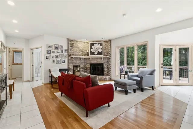 1012 Victoria Place gallery image 17