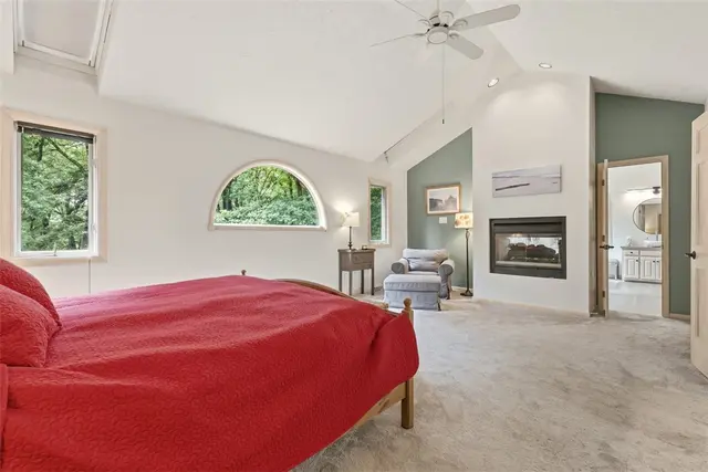 1012 Victoria Place gallery image 18