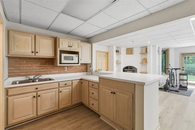 1012 Victoria Place gallery image 19