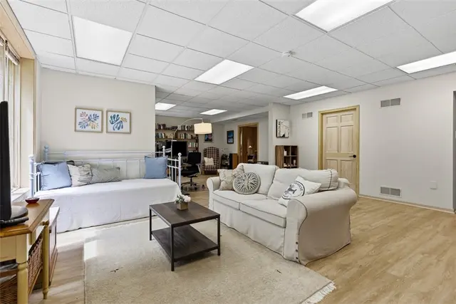1012 Victoria Place gallery image 21
