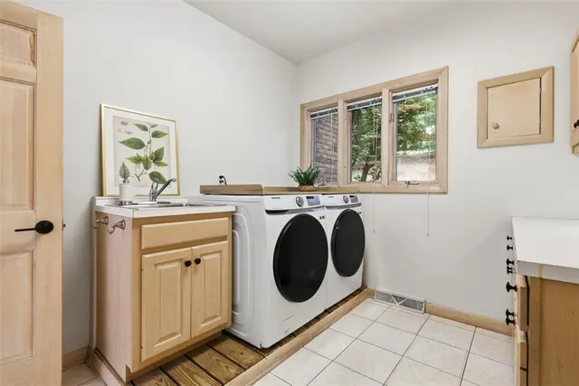 1012 Victoria Place gallery image 28