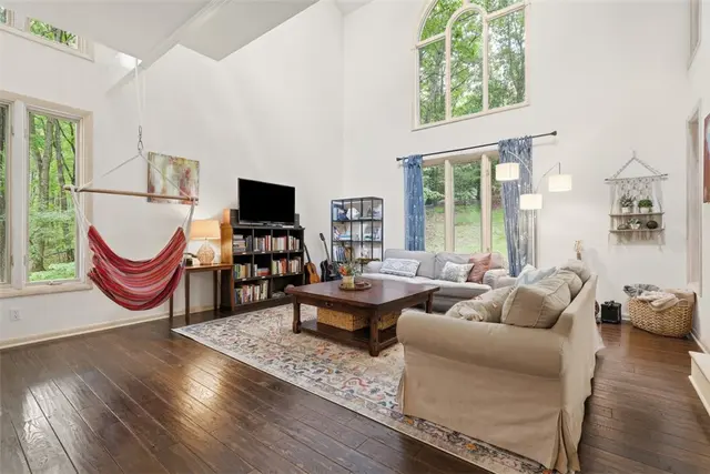 1012 Victoria Place gallery image 30