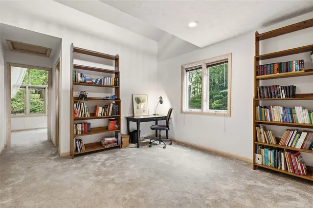 1012 Victoria Place gallery image 31