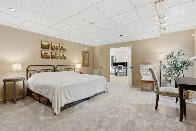 1012 Victoria Place gallery image 32