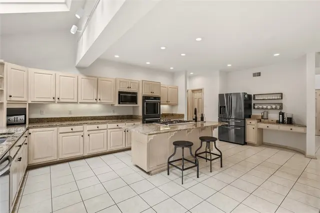 1012 Victoria Place gallery image 35