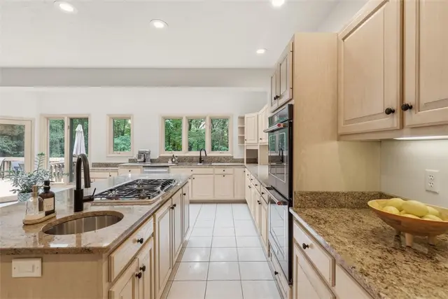 1012 Victoria Place gallery image 37