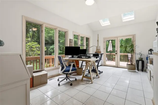 1012 Victoria Place gallery image 41