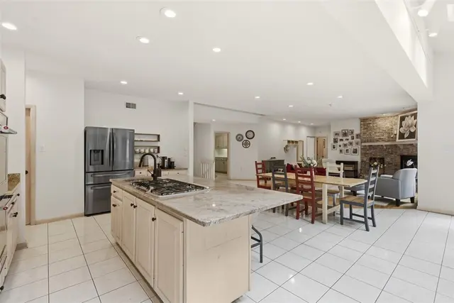1012 Victoria Place gallery image 42