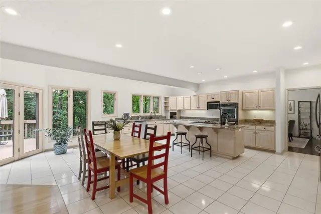 1012 Victoria Place gallery image 43