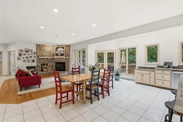 1012 Victoria Place gallery image 45