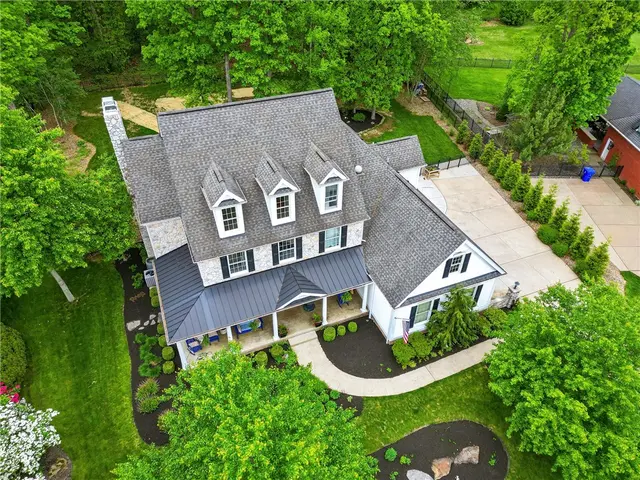 1019 Sophia Lane gallery image 36