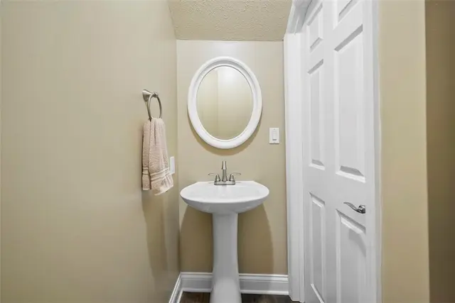 102 Clarks Ln gallery image 2