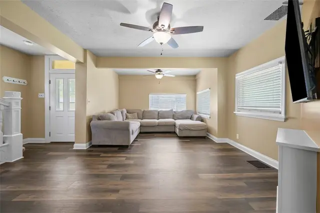 102 Clarks Ln gallery image 17