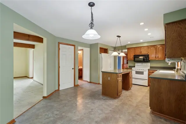102 Cool Springs Dr gallery image 9