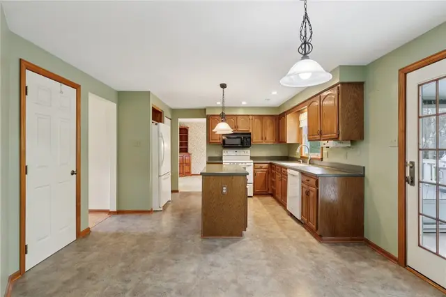 102 Cool Springs Dr gallery image 17