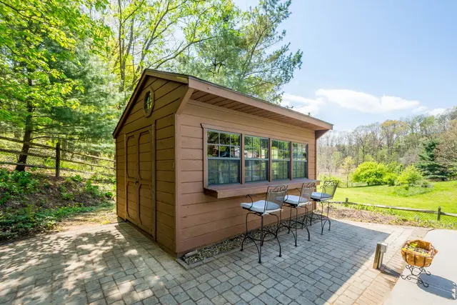 102 Foxwood Drive gallery image 3