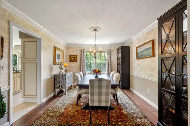102 Foxwood Drive gallery image 4