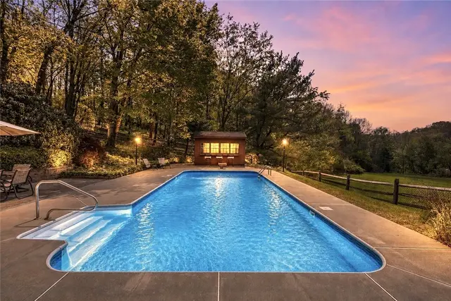 102 Foxwood Drive gallery image 5