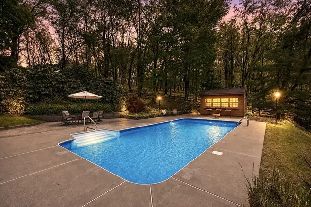 102 Foxwood Drive gallery image 6