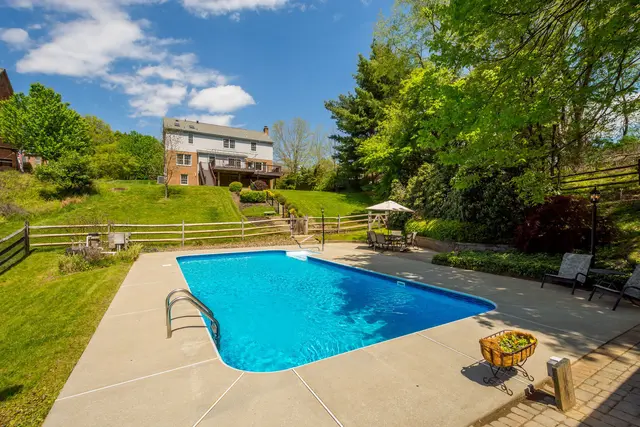 102 Foxwood Drive gallery image 8