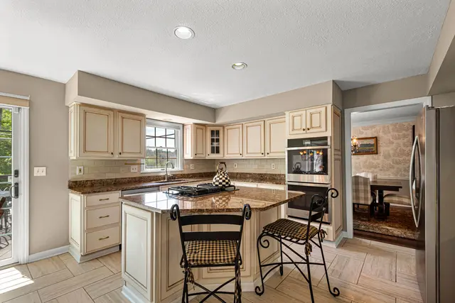 102 Foxwood Drive gallery image 16