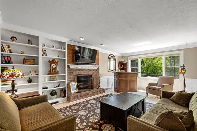 102 Foxwood Drive gallery image 20