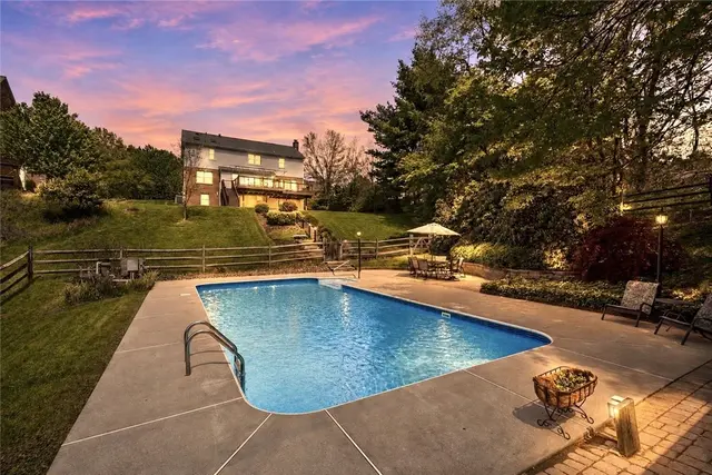 102 Foxwood Drive gallery image 23