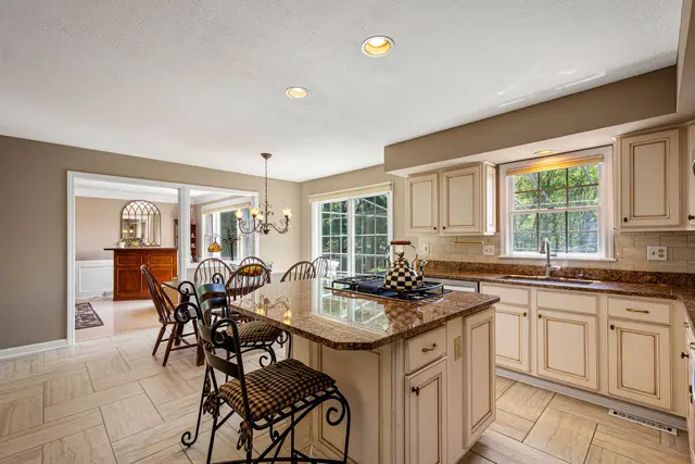 102 Foxwood Drive gallery image 49