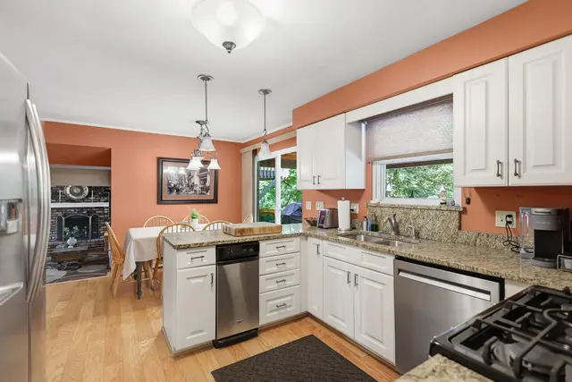 102 Lansdale COURT gallery image 16
