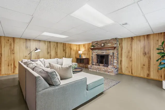 102 Lansdale COURT gallery image 17