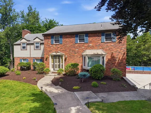 102 Lansdale COURT gallery image 19
