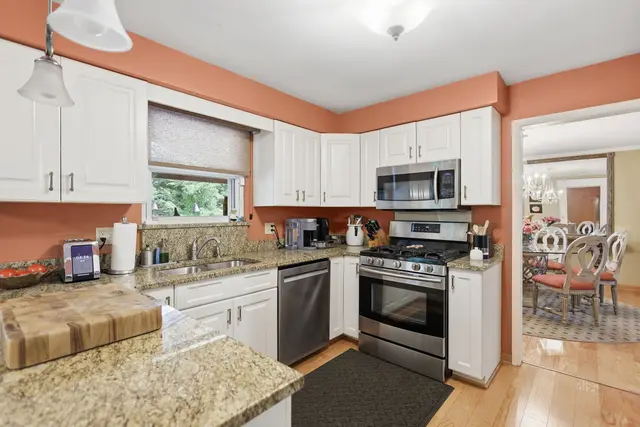 102 Lansdale COURT gallery image 24